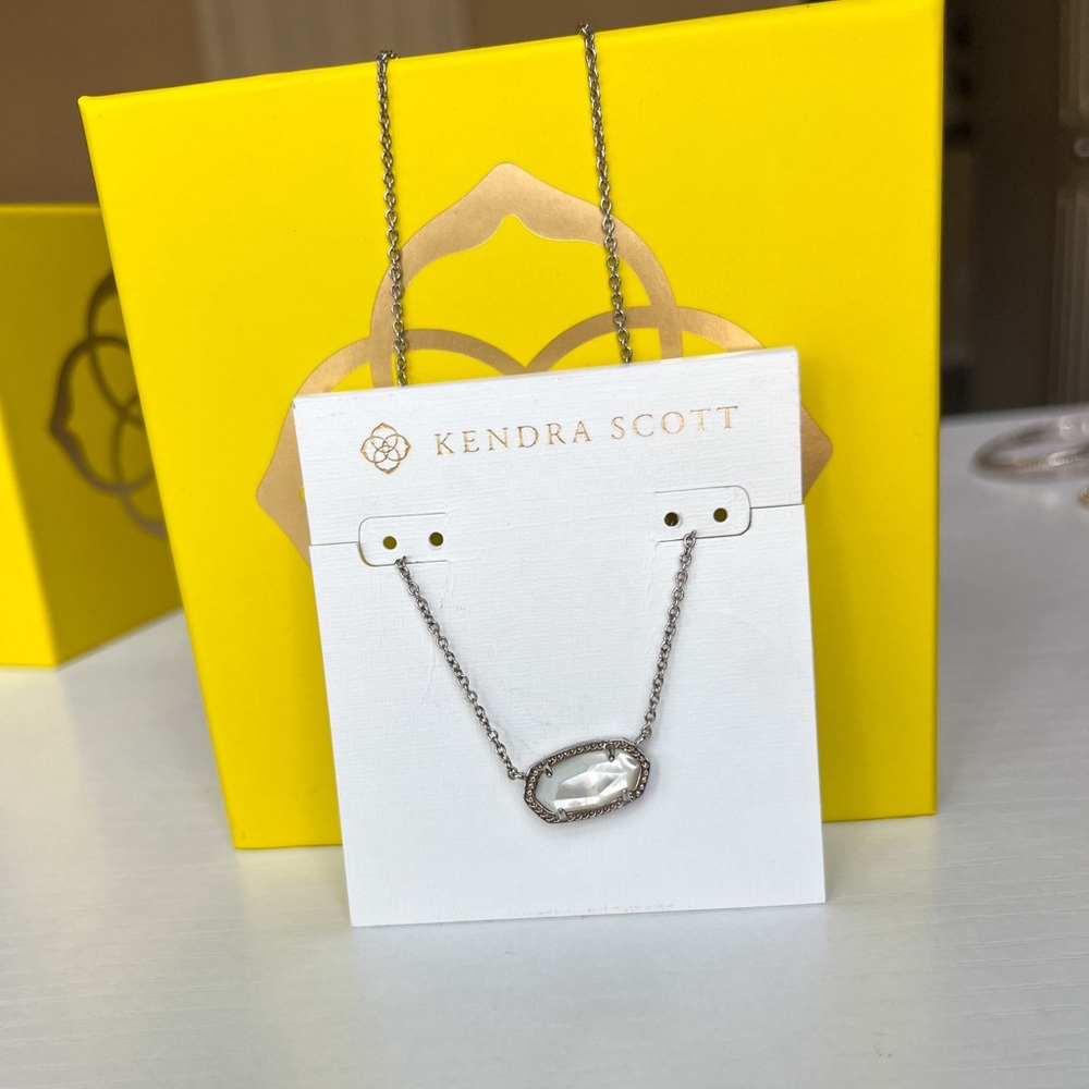 Kendra Scott: Elisa silver necklace w/ white mother of pearl stone